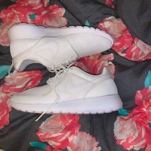 All white nike roshe